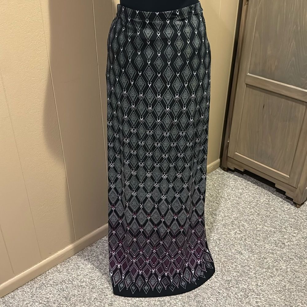 White House Black Market stretch jersey diamond pattern maxi skirt. XS.